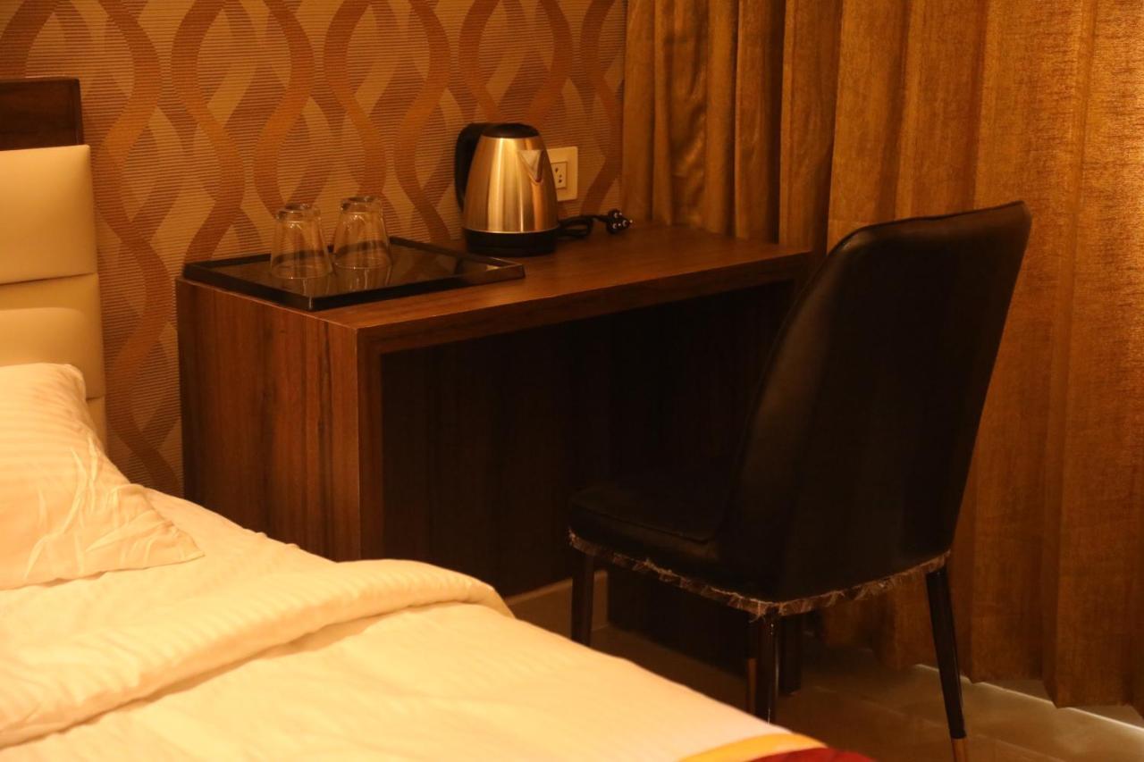 Royal Indraprastha The Hotel Bangalore Esterno foto